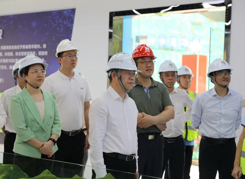 譚丕創(chuàng)（左二）、唐軼昂（左一）聽取項目情況介紹.jpg